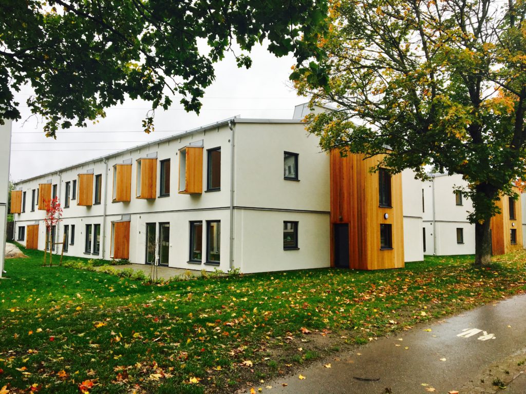 Fasaden på boendet på Ångermannagatan. Ljus byggnad i två våningar.