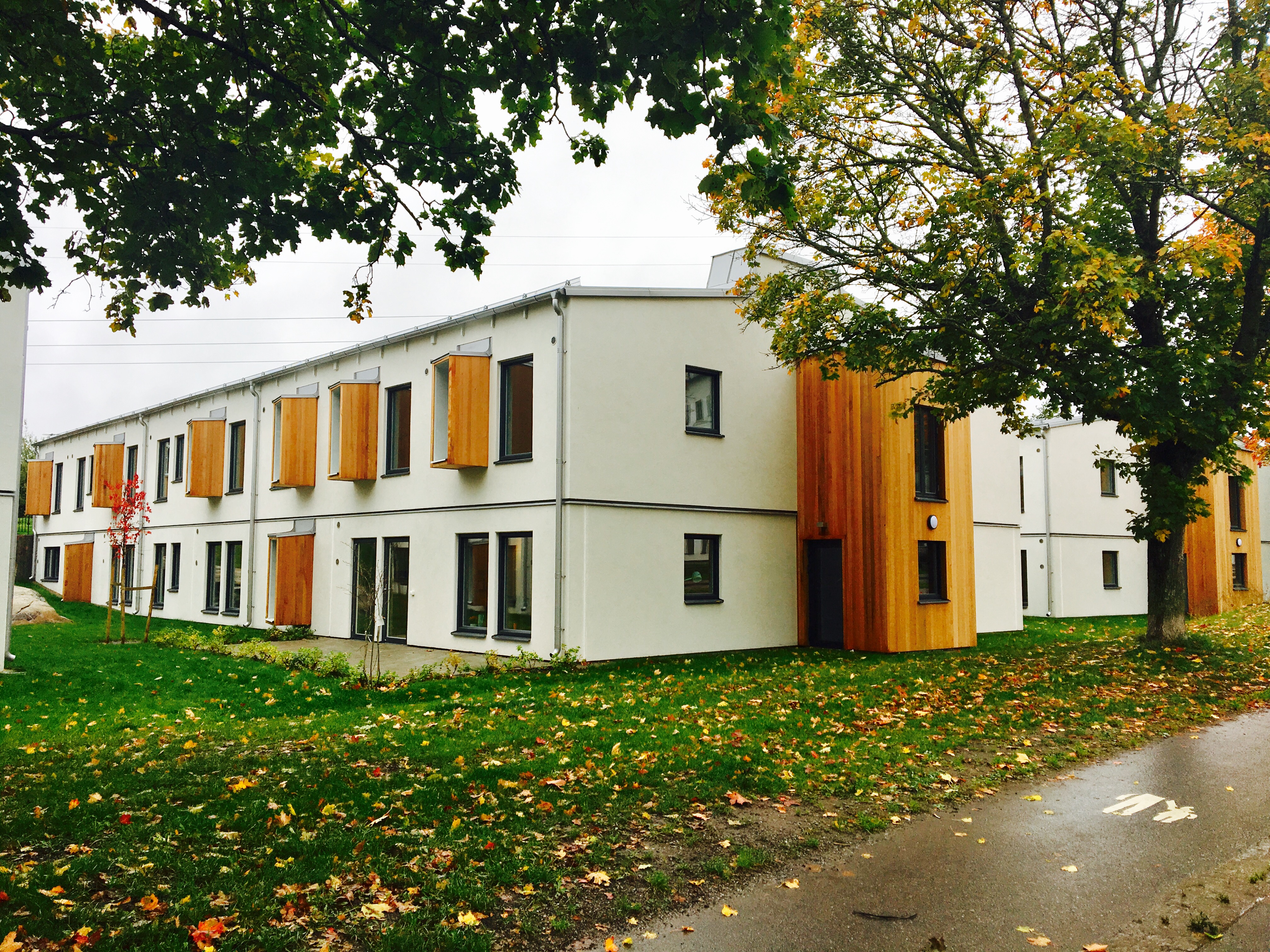 Fasaden på boendet på Ångermannagatan. Ljus byggnad i två våningar.