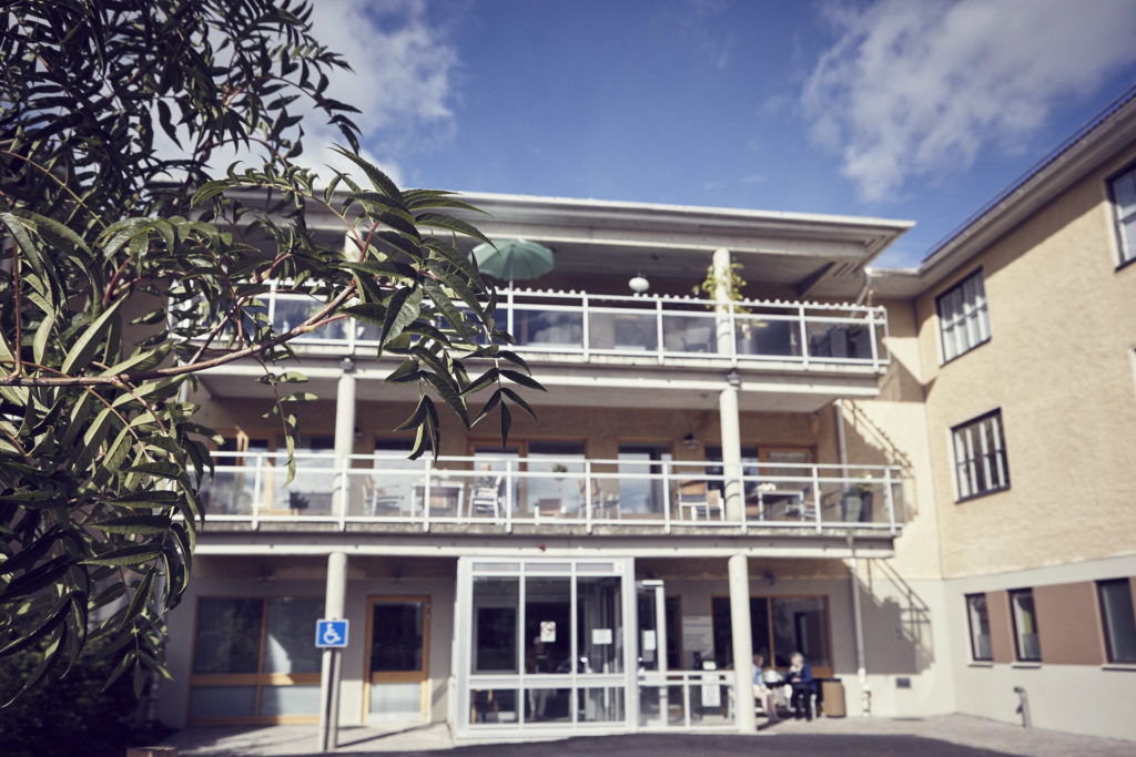 Johannesgården utifrån, byggnad i tre våningar med långa balkonger.