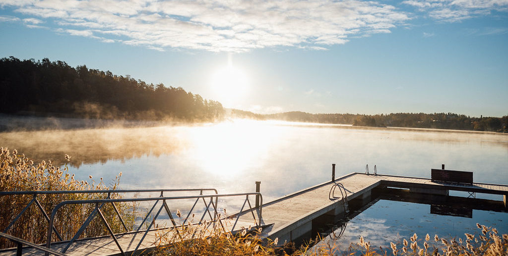 En brygga i sjön Drevviken en solig dag.