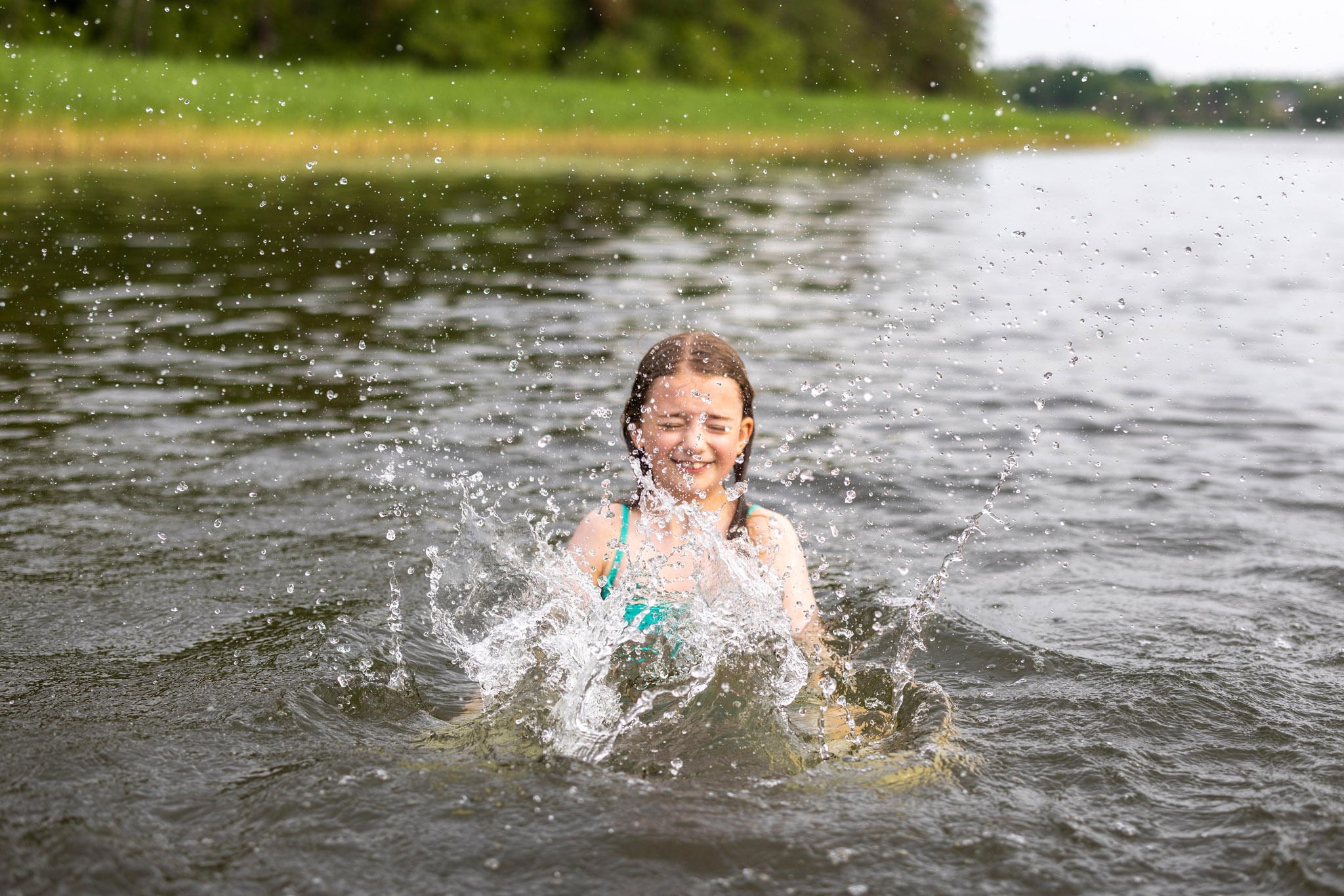 Tjej som badar i sjö