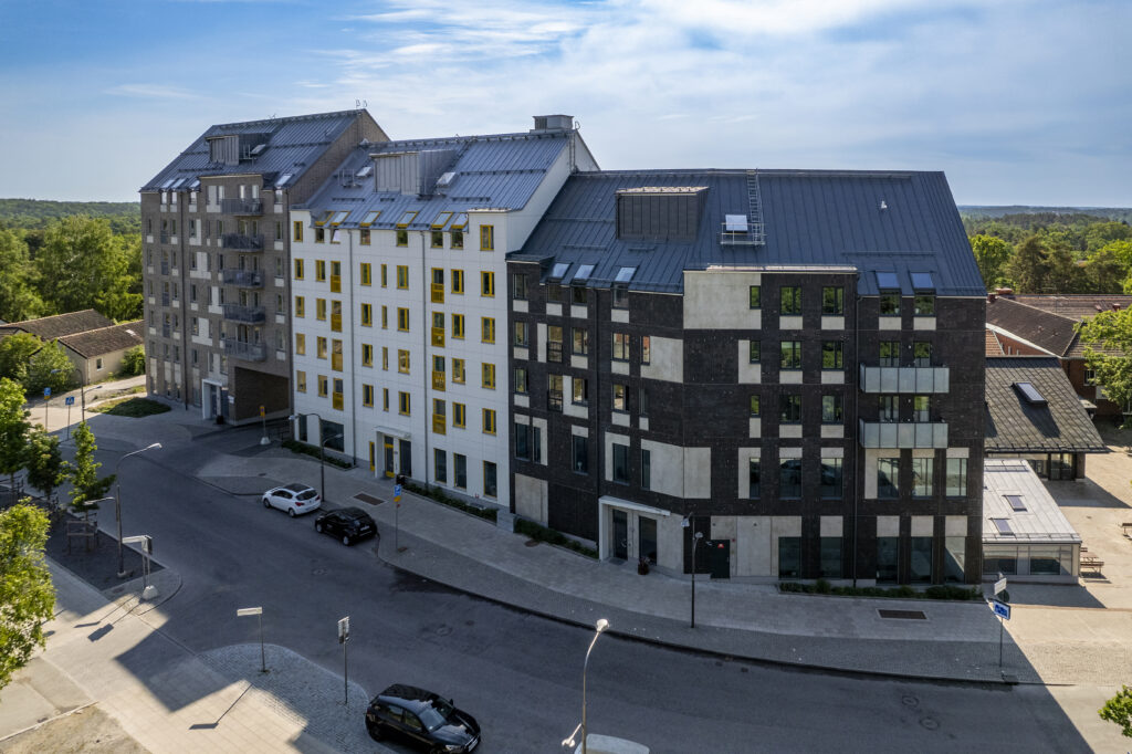 Byggnad där gruppbostäderna ligger. Nybyggda hus i 5-6 våningar.