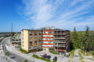 Tollare förskola och älderboende, en modern byggnad i fem våningar.