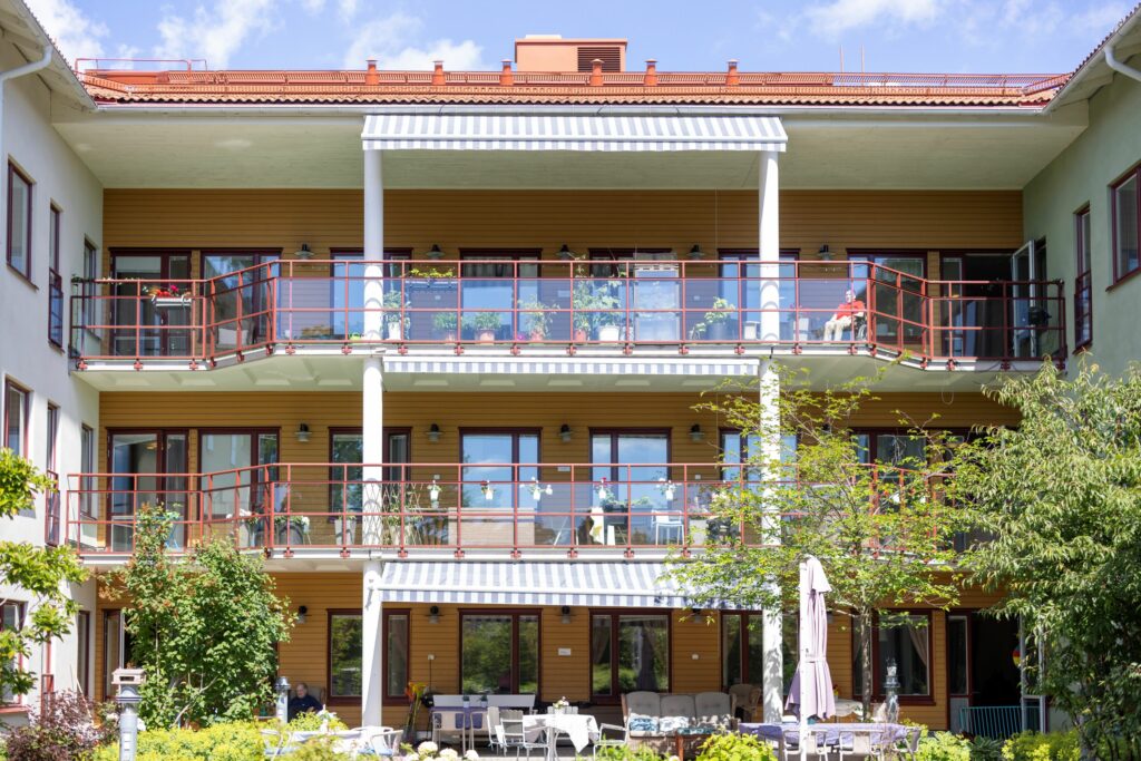 Villa Skönvikens fasad, byggnad i tre våningar med längsgående balkonger.