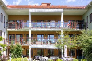 Villa Skönvikens fasad, byggnad i tre våningar med längsgående balkonger.