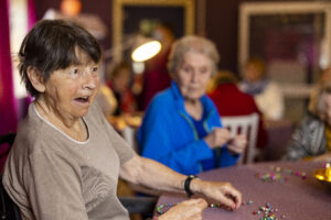 Två äldre damer pysslar .