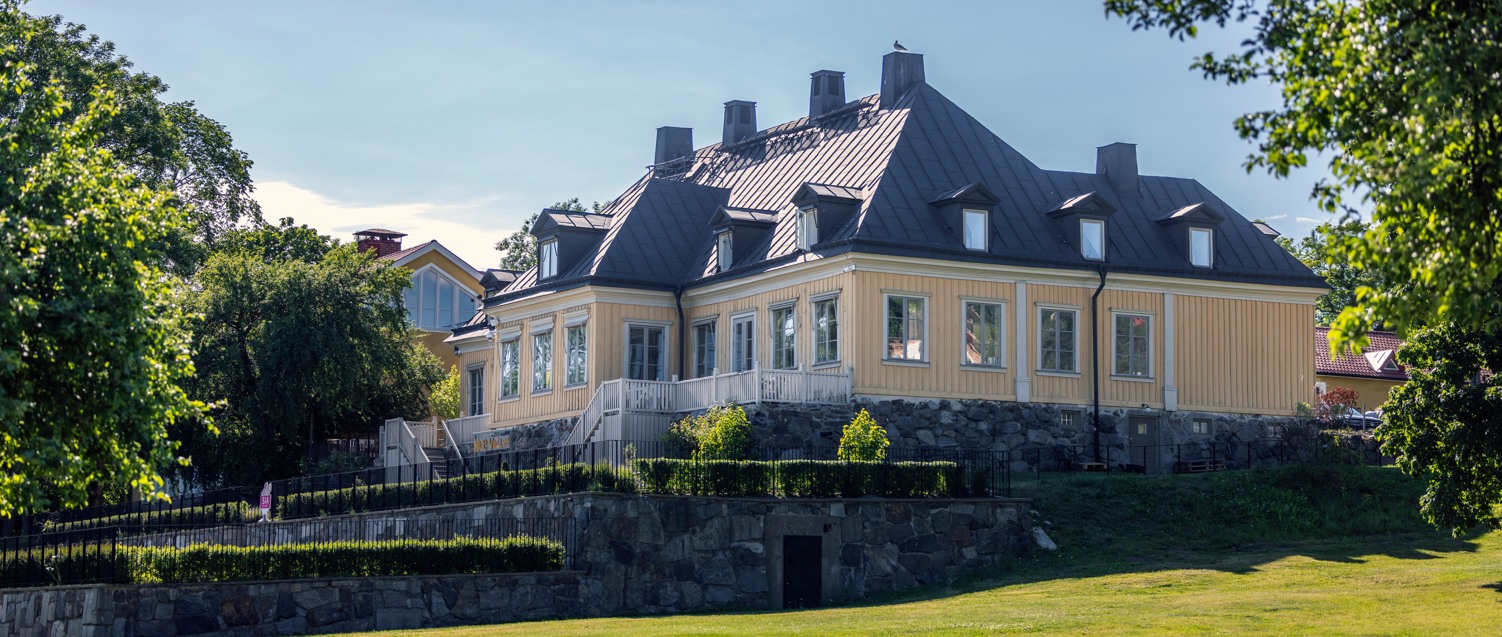 Kristinahuset - gul träbyggnad från 1700-talet.